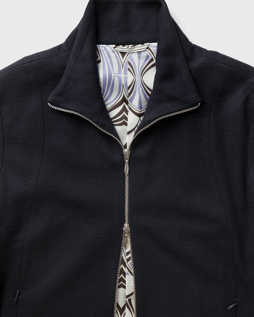 Detailansicht von Kragen und Viscose-Lining mit Art Nouveau-Muster