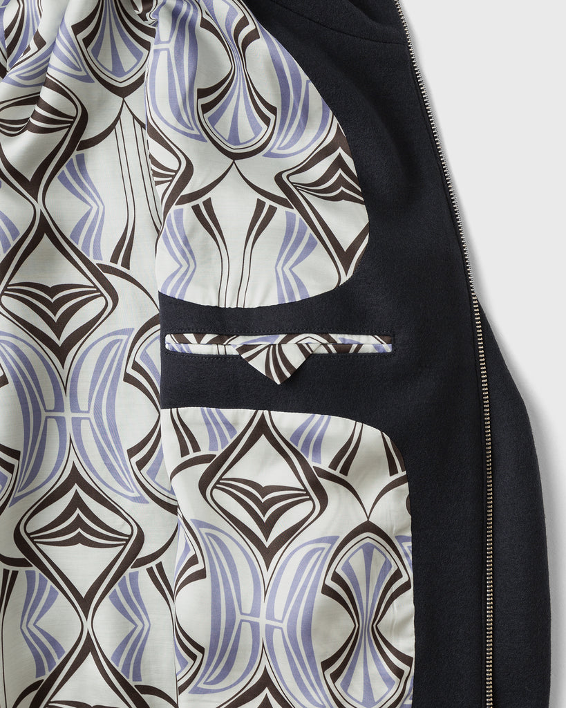 Innenansicht von blauer Wolljacke mit Innentasche und Viscose-Lining im Art Nouveau-Muster