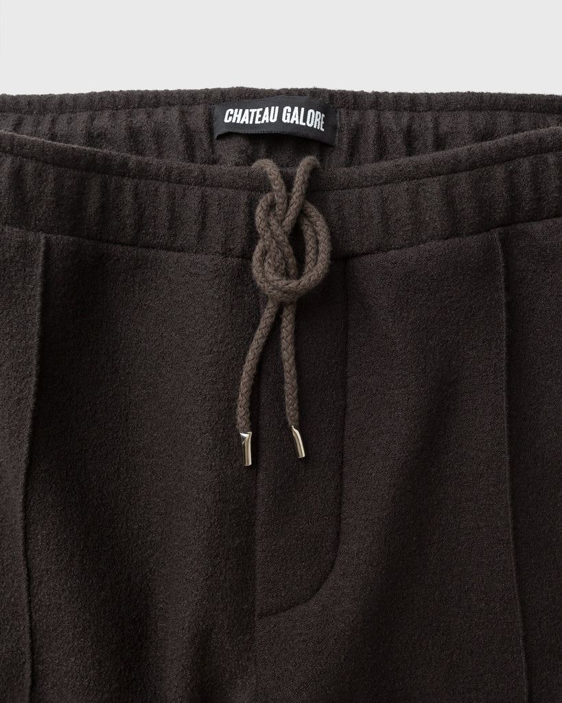 Frontansicht von brauner Wollhose mit Gummizug und Baumwoll-Kordel