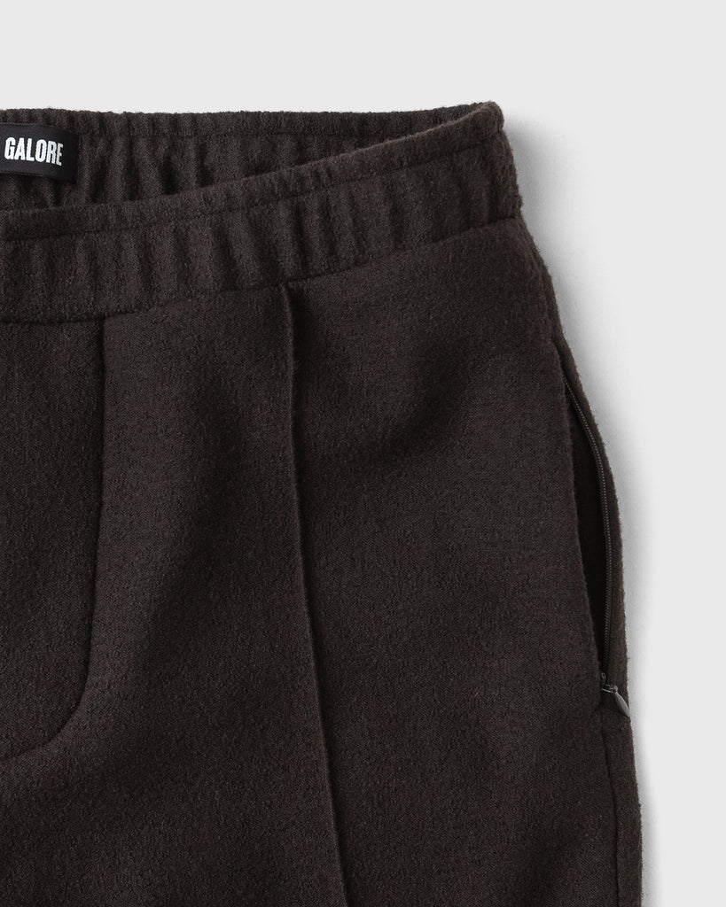 Frontansicht von brauner Wollhose mit Seitentasche mit Reißverschluss im Tracksuit-Look