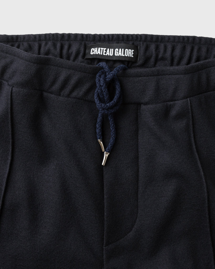 Frontansicht von blauer Wollhose mit Gummizug und Baumwoll-Kordel