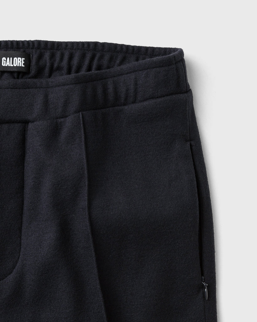 Frontansicht von blauer Wollhose mit Seitentasche mit Reißverschluss im Tracksuit-Look