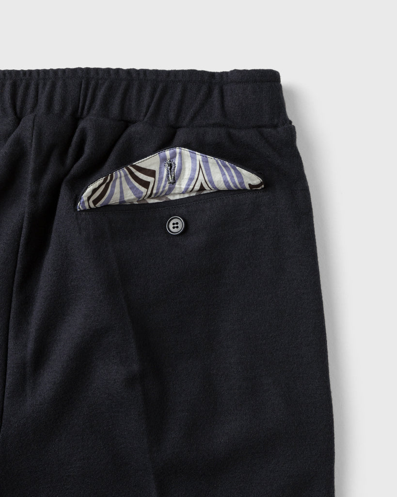 Detailansicht von Gesäßtasche mit Lining aus Viscose mit Art Nouveau-Muster