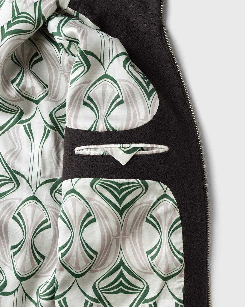 Innenansicht von brauner Wolljacke mit Innentasche und Viscose-Lining im Art Nouveau-Muster