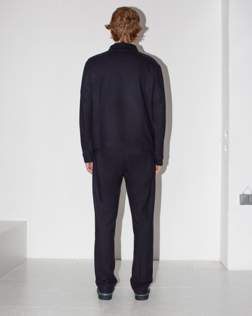 Dunkelblauer, sportlicher Anzug aus Wolljersey an Model