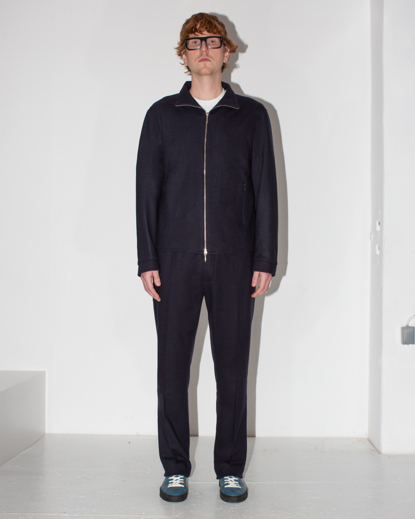 Dunkelblauer, sportlicher Anzug aus Wolljersey an Model