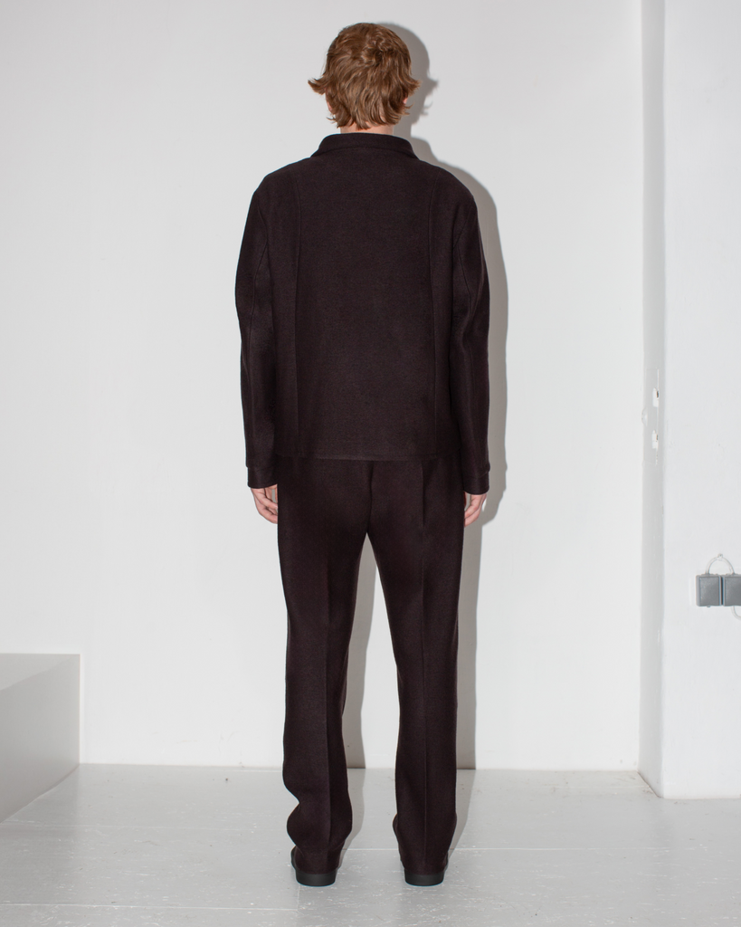 Dunkelbrauner, sportlicher Anzug aus braunem Wolljersey an Model