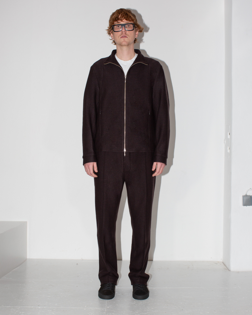 Dunkelbrauner, sportlicher Anzug aus braunem Wolljersey an Model