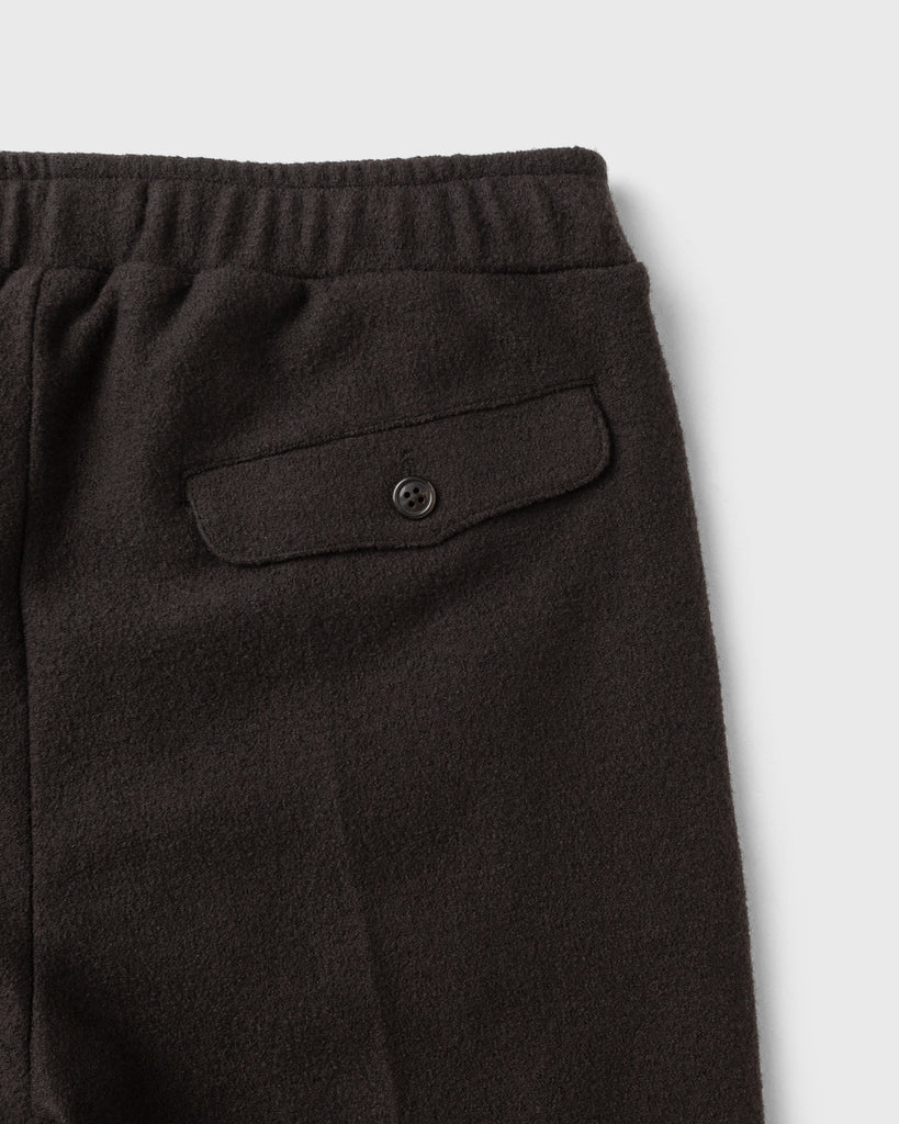 Rückansicht von Gesäßtasche von brauner Wollhose in Tracksuit-Optik